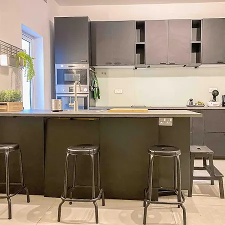 Modern & Spacious 3 Double Bedroom Lejlighed *