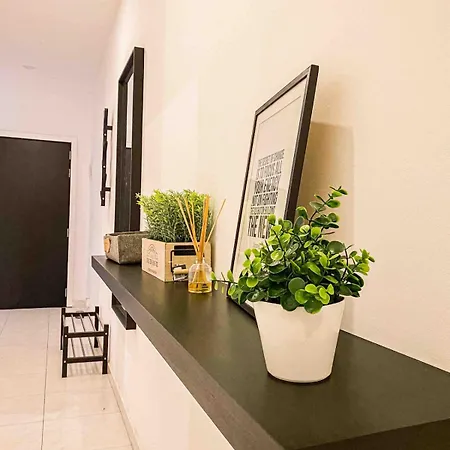 Modern & Spacious 3 Double Bedroom Lejlighed