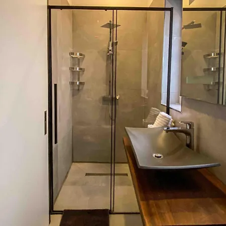 Modern & Spacious 3 Double Bedroom *